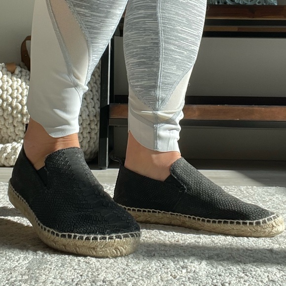 Like new, only worn once Vince black snakeskin leather espadrilles size 5 - Picture 3 of 6